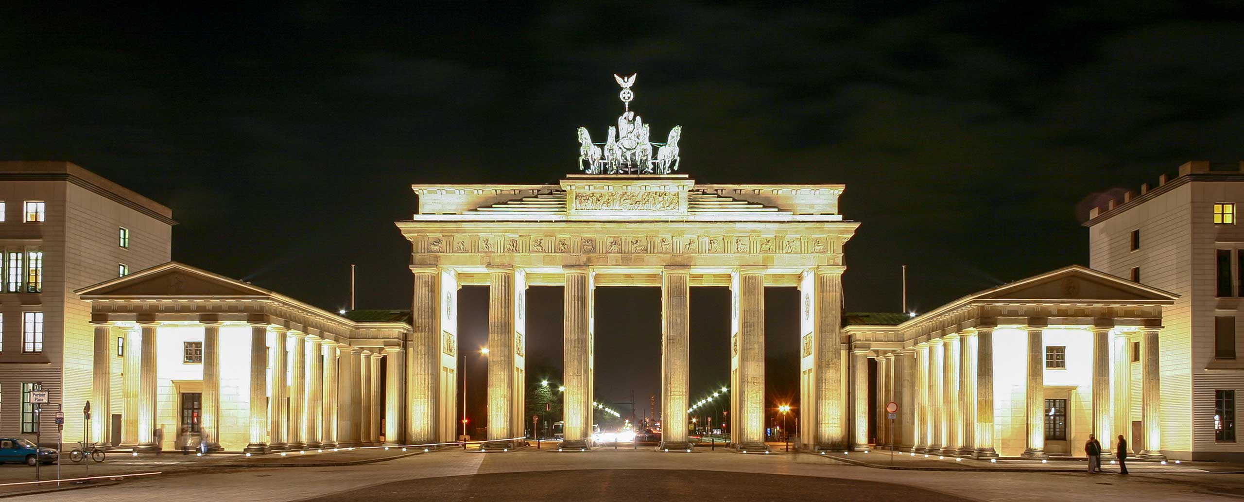 TheBrandenburgGateBerlinGermany.AnightviewoftheBrandenburgGateBerlinonacoldwintersday